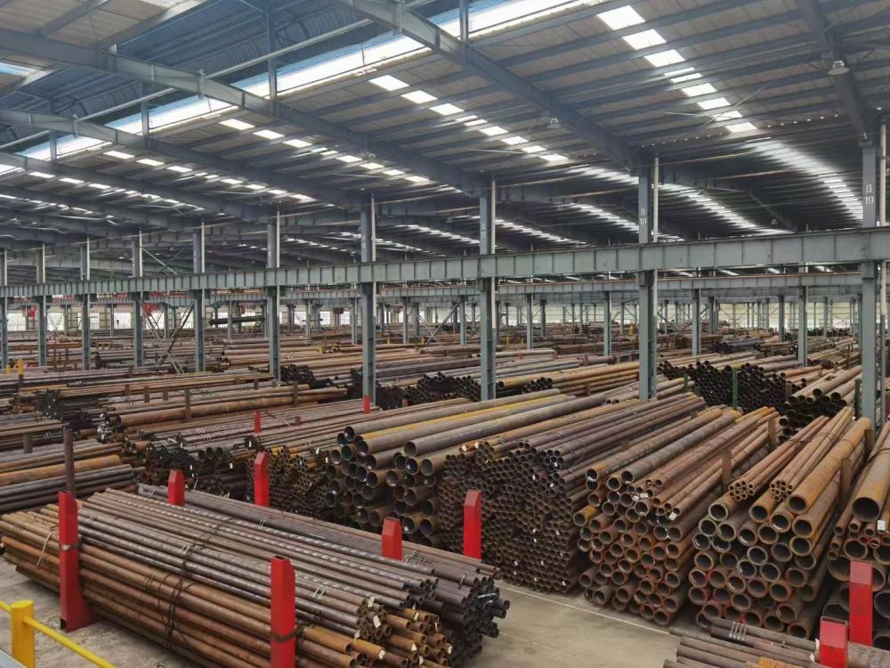 Raw material warehouse of steel pipe and pipe fittings