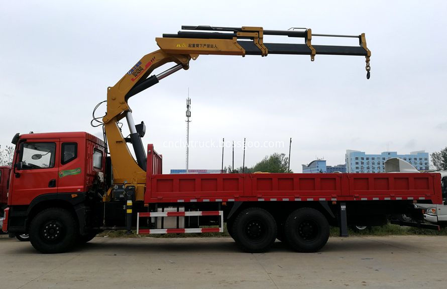 knuckle boom crane on truck chassis 1