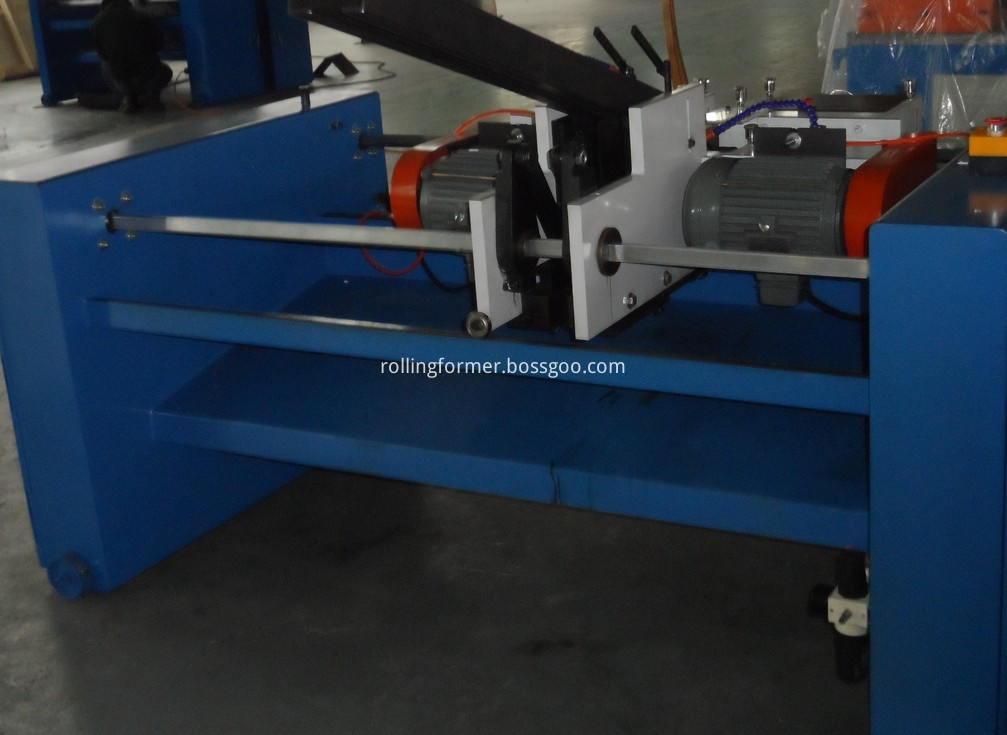 Pipe chamfering machine