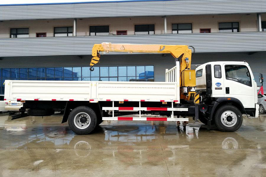 SINO HOWO Crane Truck 2