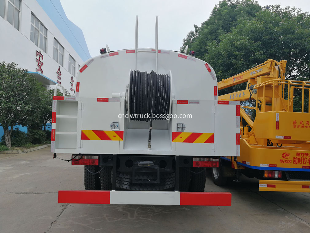 high pressure washing truck 4