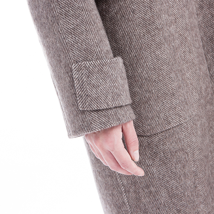 Sleeves of single-breasted cashmere overcoat