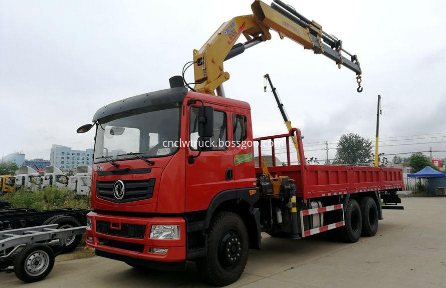 knuckle boom crane on truck chassis