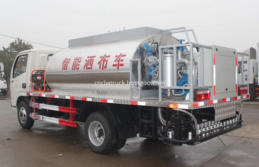 Asphalt distribution truck 2