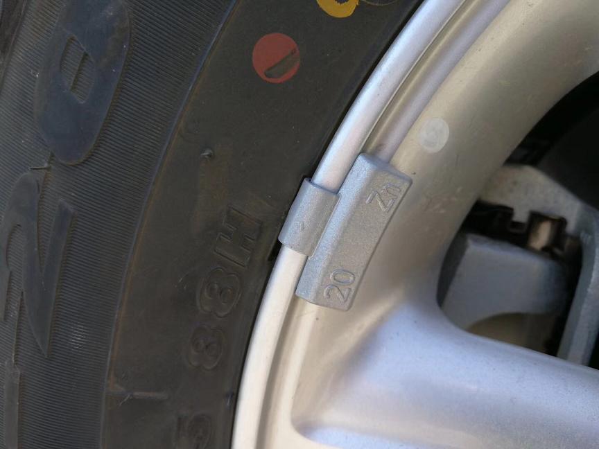 Zn wheel weight alloy on rim
