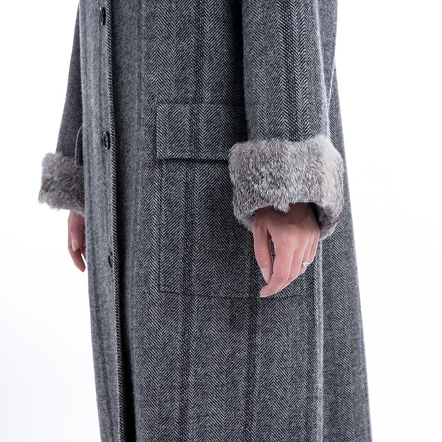 Fashionable cashmere coat with wool collar