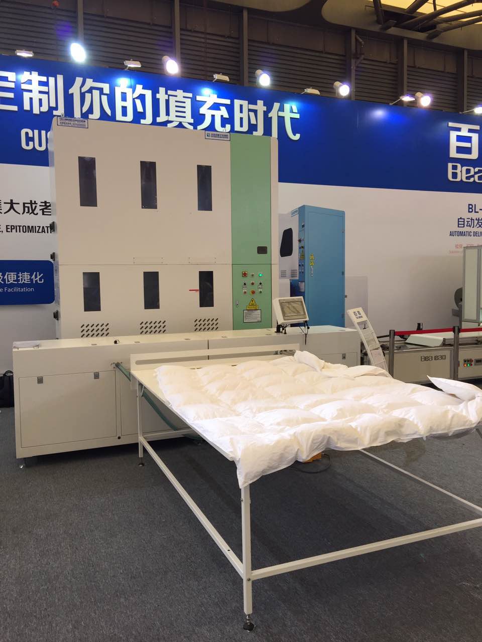 Quilt filling machine
