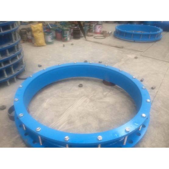 Pipe flange adaptor notched