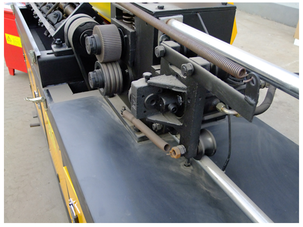 Steel bar straightening and cutting machine detail