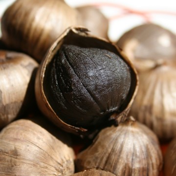 Odorless whole bulb black garlic
