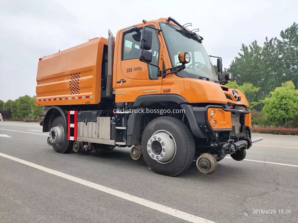 railway sweep truck 4