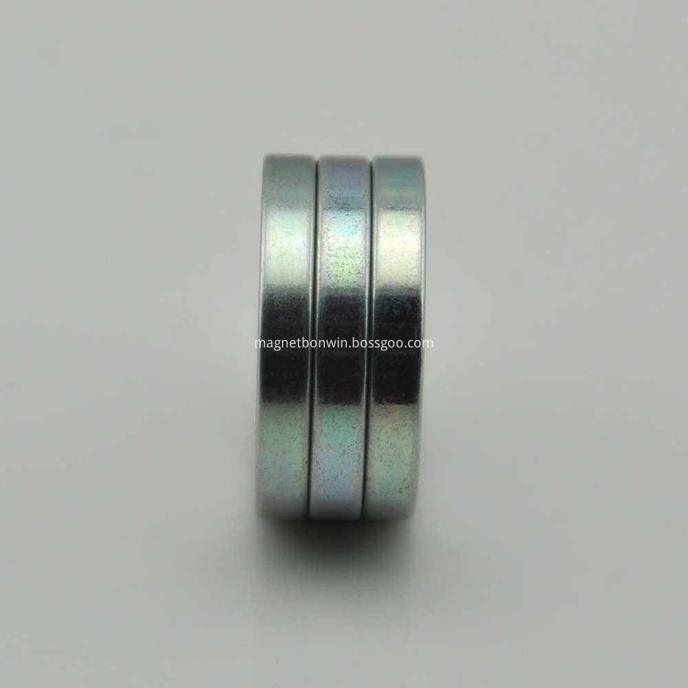 Round permanent magnet