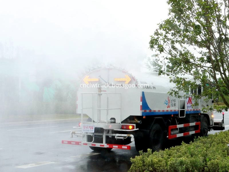 high pressure water jetting truck working 3