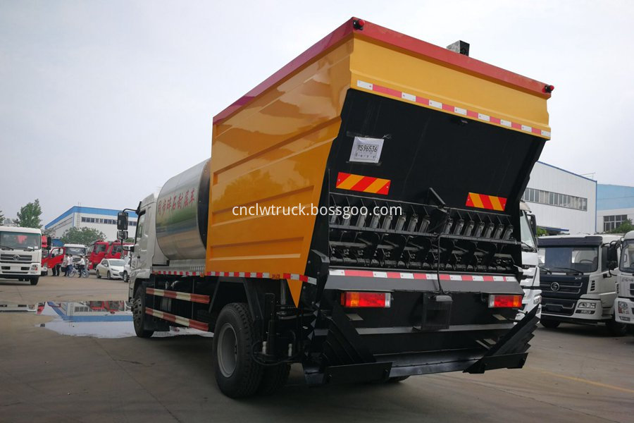 Synchronous gravel sealing vehicle 3