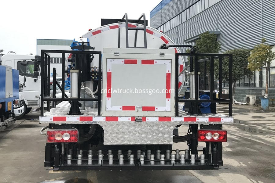 bitumen sprayer truck 5