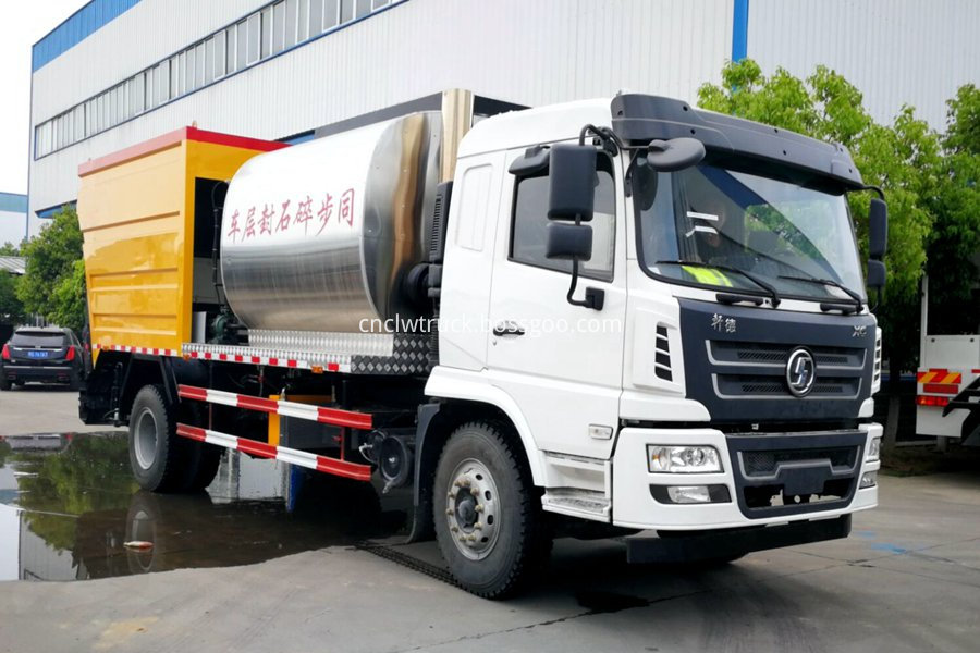 Synchronous gravel sealing vehicle