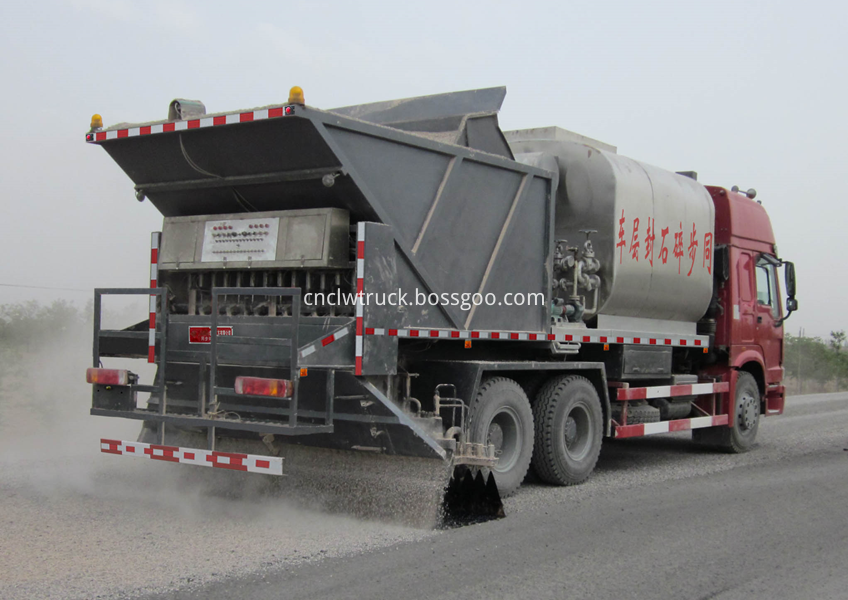 Synchronous gravel sealing vehicle 6