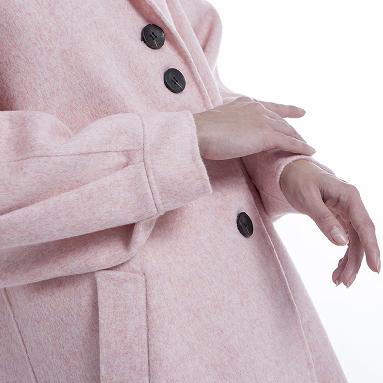 The sleeves of a pink cashmere jacket with single-breasted buttons