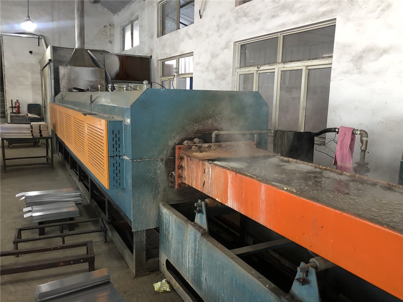 movable mesh belt quenching furnace