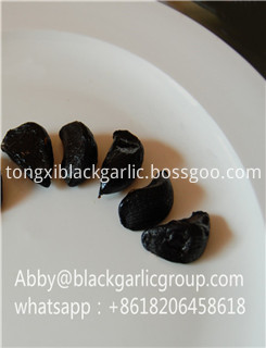 peeled black garlic 