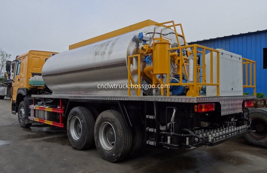 bitumen emulsion spraying truck 2