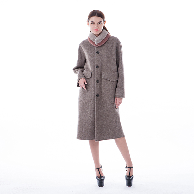 Camel-coloured cashmere overcoat with fur collar