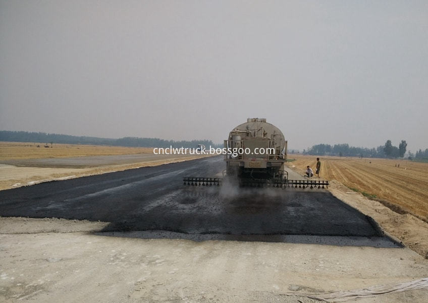 asphalt distributor machine working