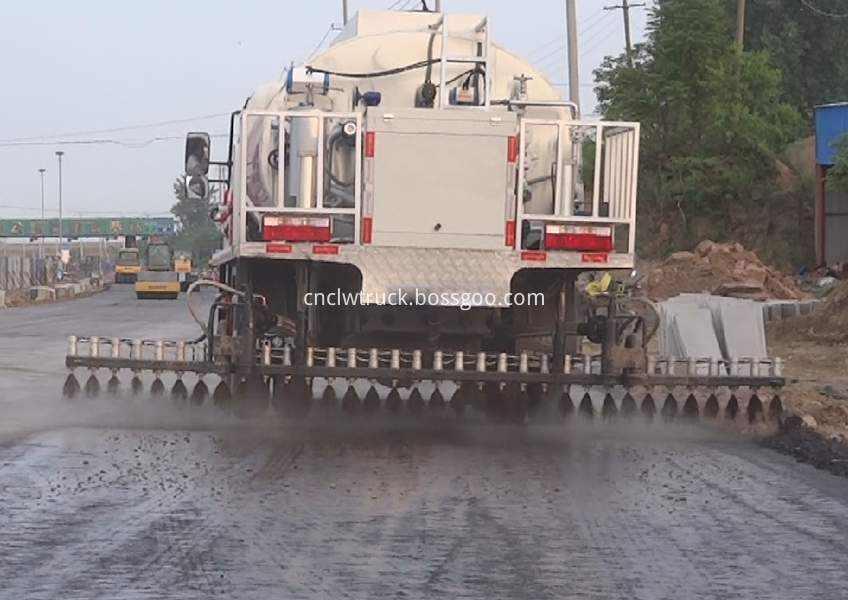 bitumen sprayer truck 4