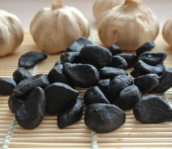 peeled black garlic 