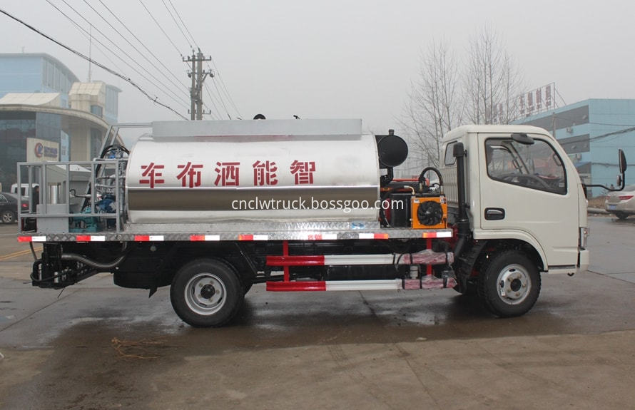 Asphalt distribution truck 1