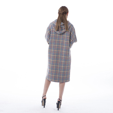 A long cashmere overcoat with thousand-bird checks