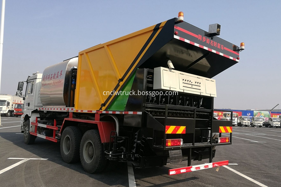 Synchronous Chip Sealing Truck  2