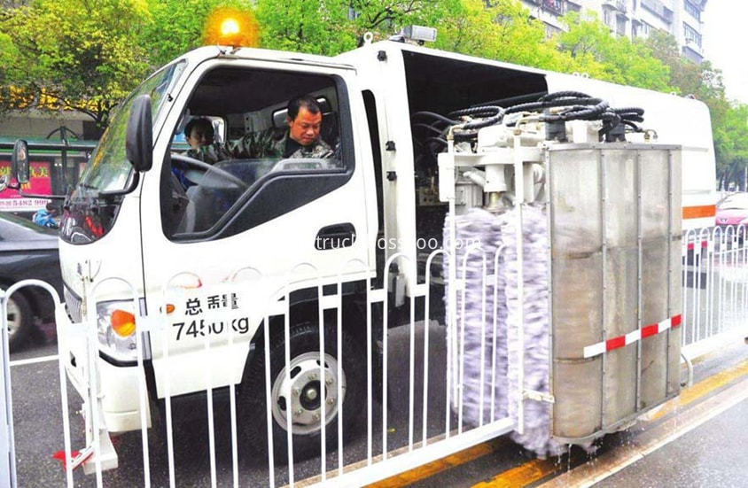 road guardrail cleaning truck 7