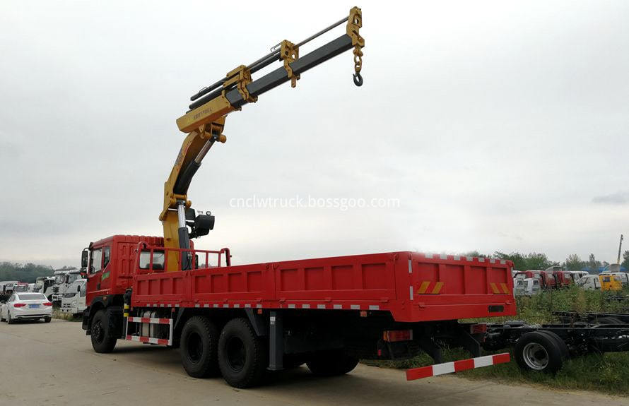 knuckle boom crane on truck chassis 2
