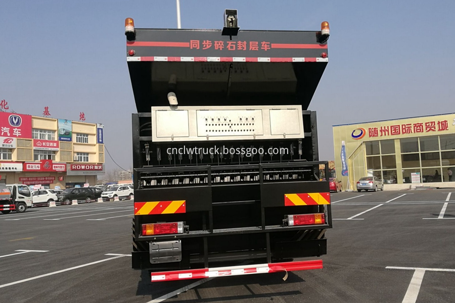 Synchronous Chip Sealing Truck  3