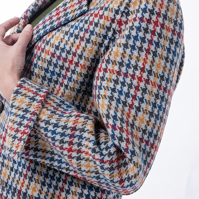 The back of a thousand-bird checked cashmere overcoat