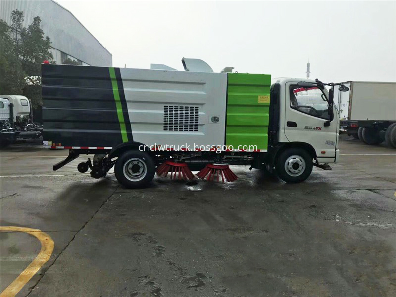 Road sweeping truck 5