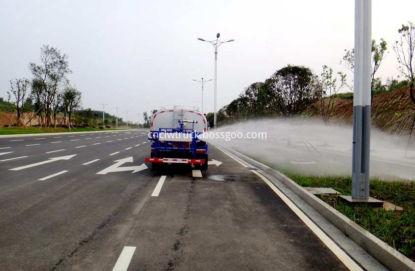 dongfeng water bowser at work 3