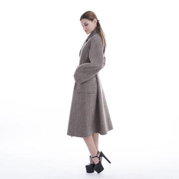 A fashionable cashmere coat with a slimming look