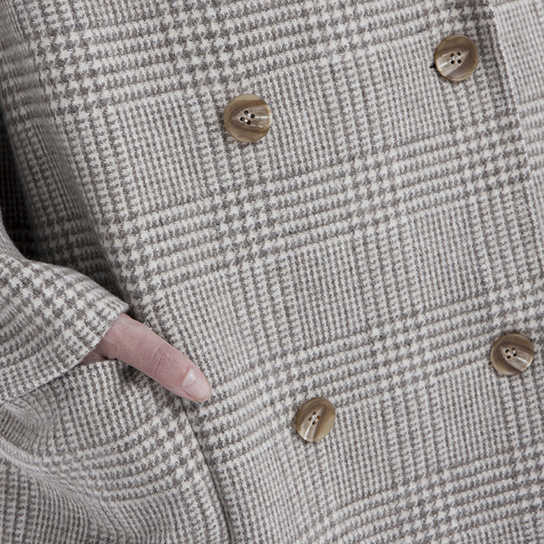 The buttons of the classic double-breasted cashmere overcoat for women