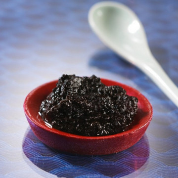 Black garlic paste made with pure black garlic