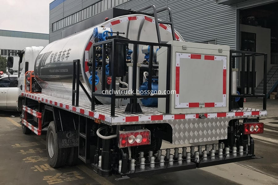 bitumen sprayer truck 2