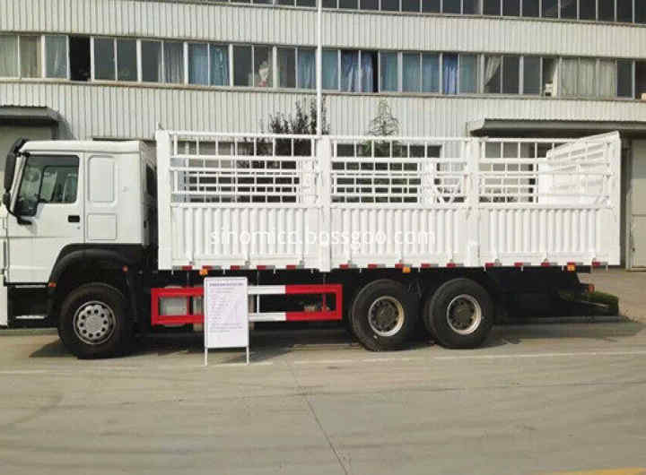 371hp Sinotruk Howo 6x4 Van Cargo Truck