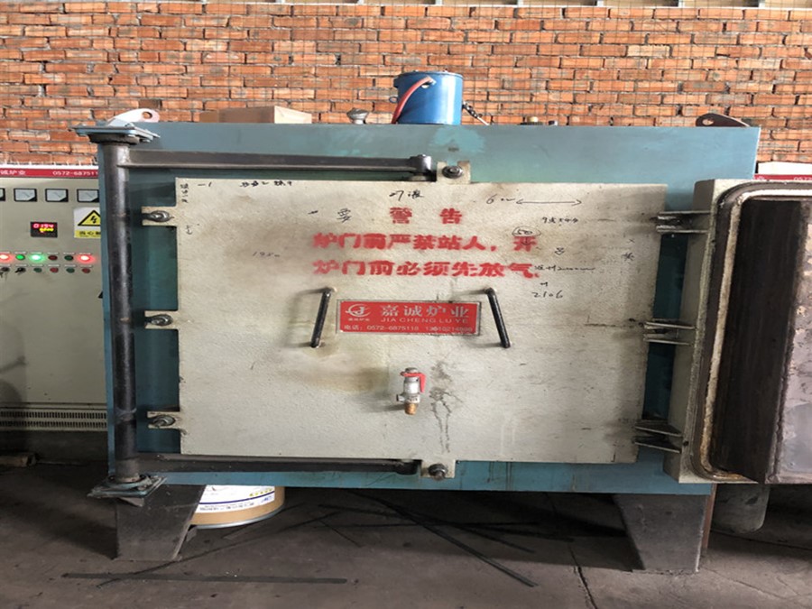 Chamber type tempering furnace in the use