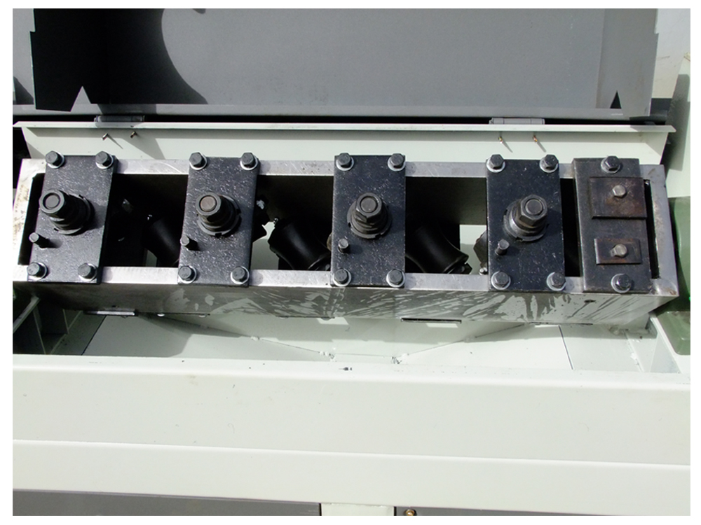 Steel bar straightening and cutting machine detail