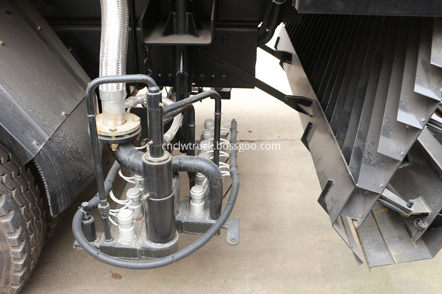 Synchronous gravel sealing vehicle 5