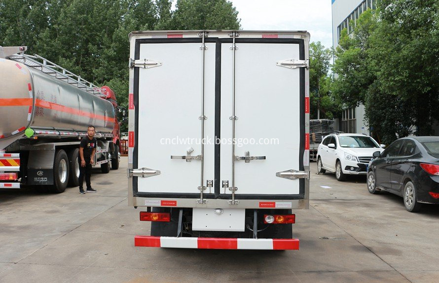 refrigerated small trucks 3