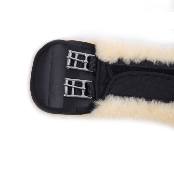 Anatomic short girth with detachable lambskin cover