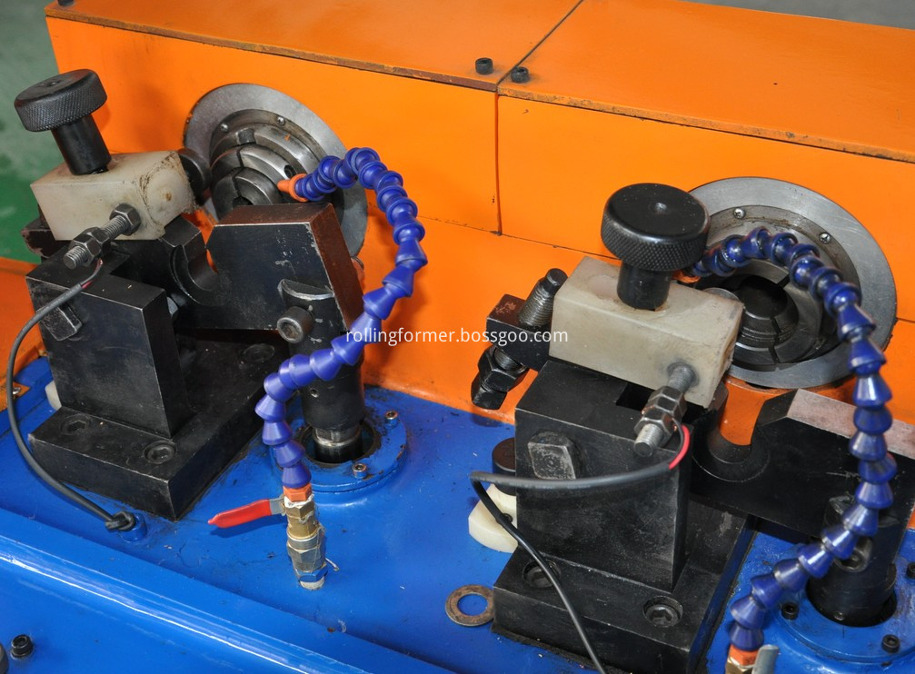 Tube closing machine