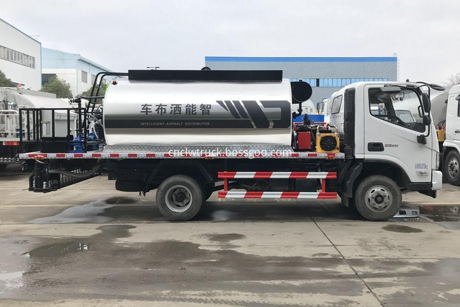 bitumen sprayer truck 1
